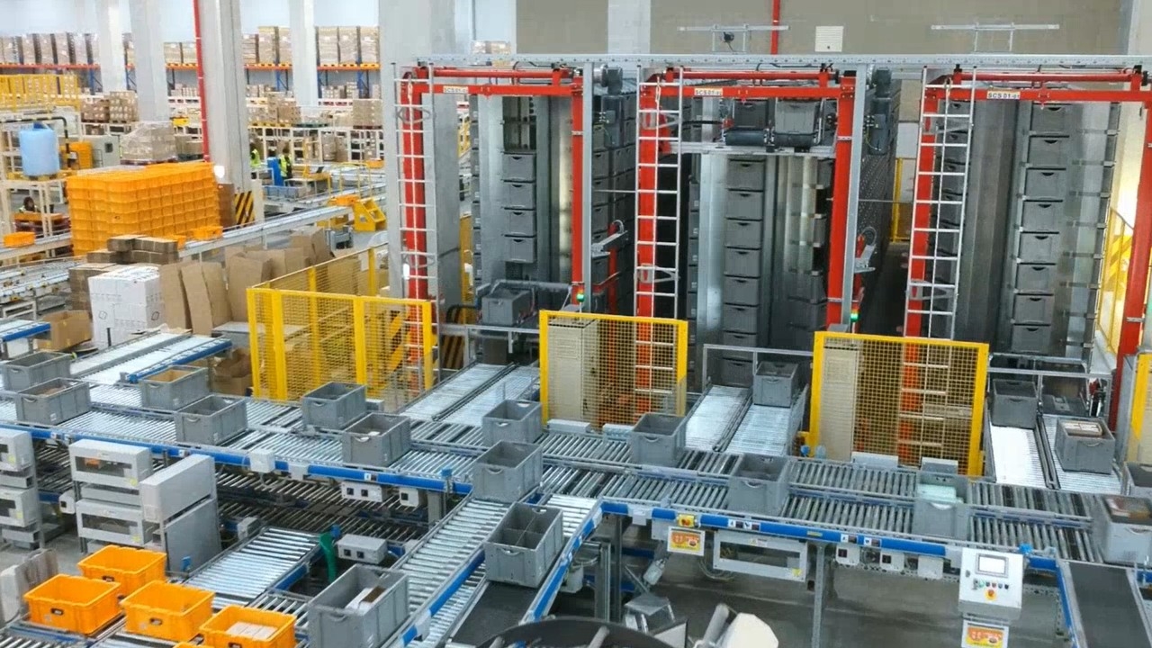 The carousel system at iMarketKorea's Dongtan logistics center. [iMarketKorea]
