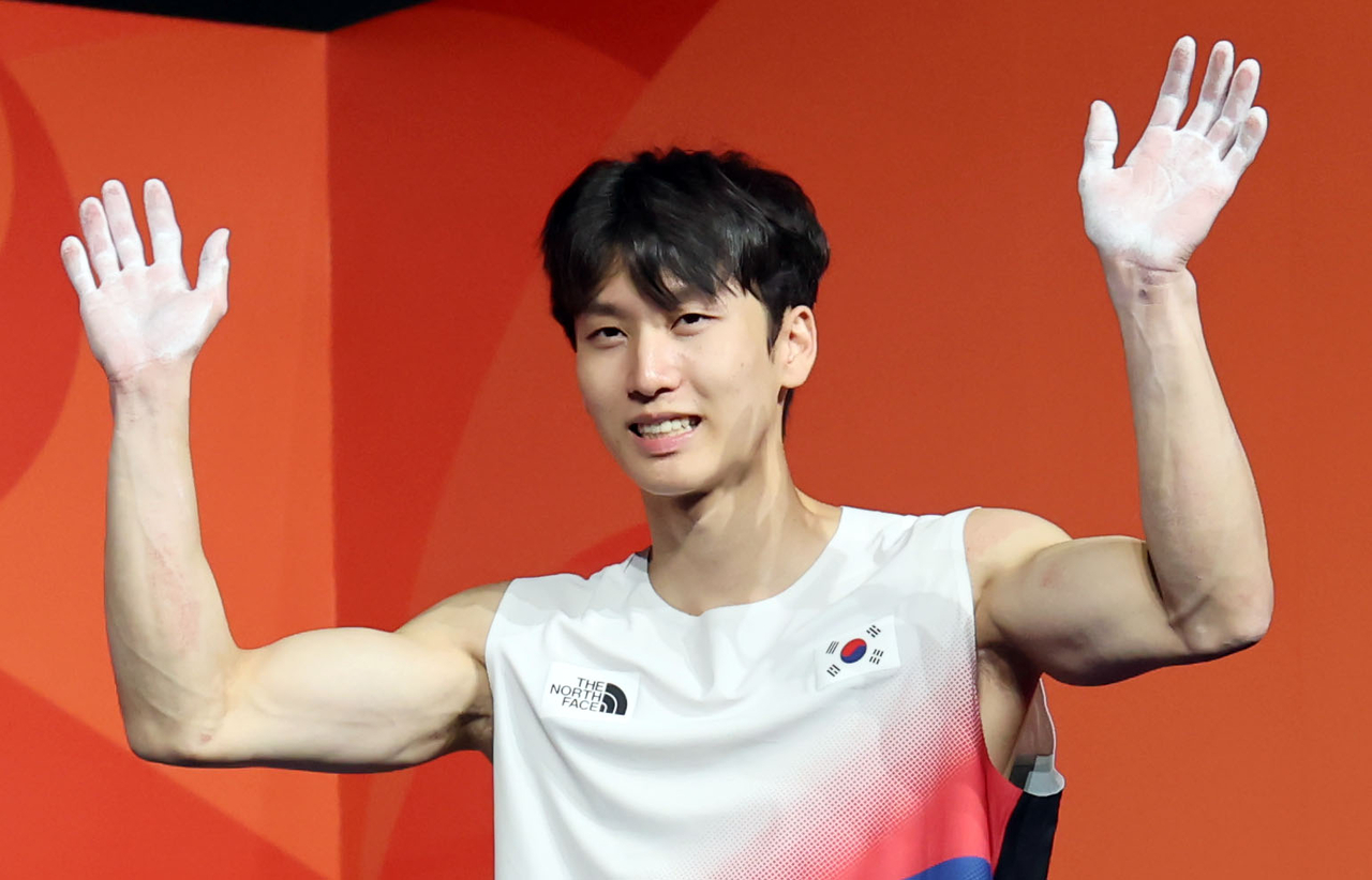 Lee Do-hyun of South Korea waves to the crowd after clinching silver in the men's boulder final in sport climbing at the Aichi-Nagoya Asian Games at Portmesse Nagoya Exhibition Hall in Nagoya, Japan, on Wednesday. (Yonhap)