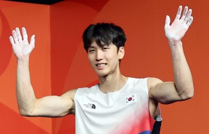 Sport climber Lee Do-hyun grabs silver in men's boulder