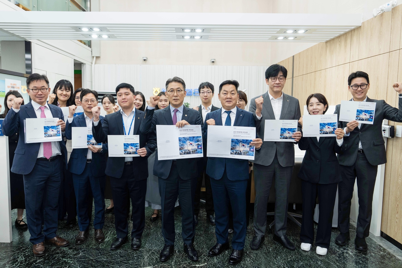 Financial Services Commission Vice Chairman Kwon Dae-young (fourth from left) poses for a photo after subscribing to the second Public Participation Growth Fund at the NH NongHyup Bank branch at Government Complex Seoul in Jongno-gu, Seoul, on Wednesday morning. [Financial Services Commission]