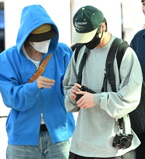 [포토]BTS 제이홉, 정국 ‘이 카메라는 뭐야?’