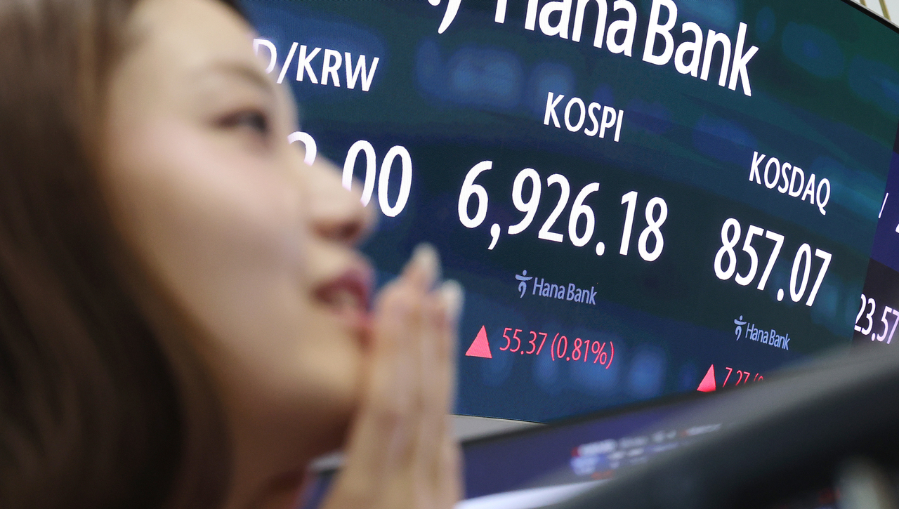 An electronic board showing the Korea Composite Stock Price Index at a dealing room of the Hana Bank headquarters in Seoul on Wednesday. (Yonhap)