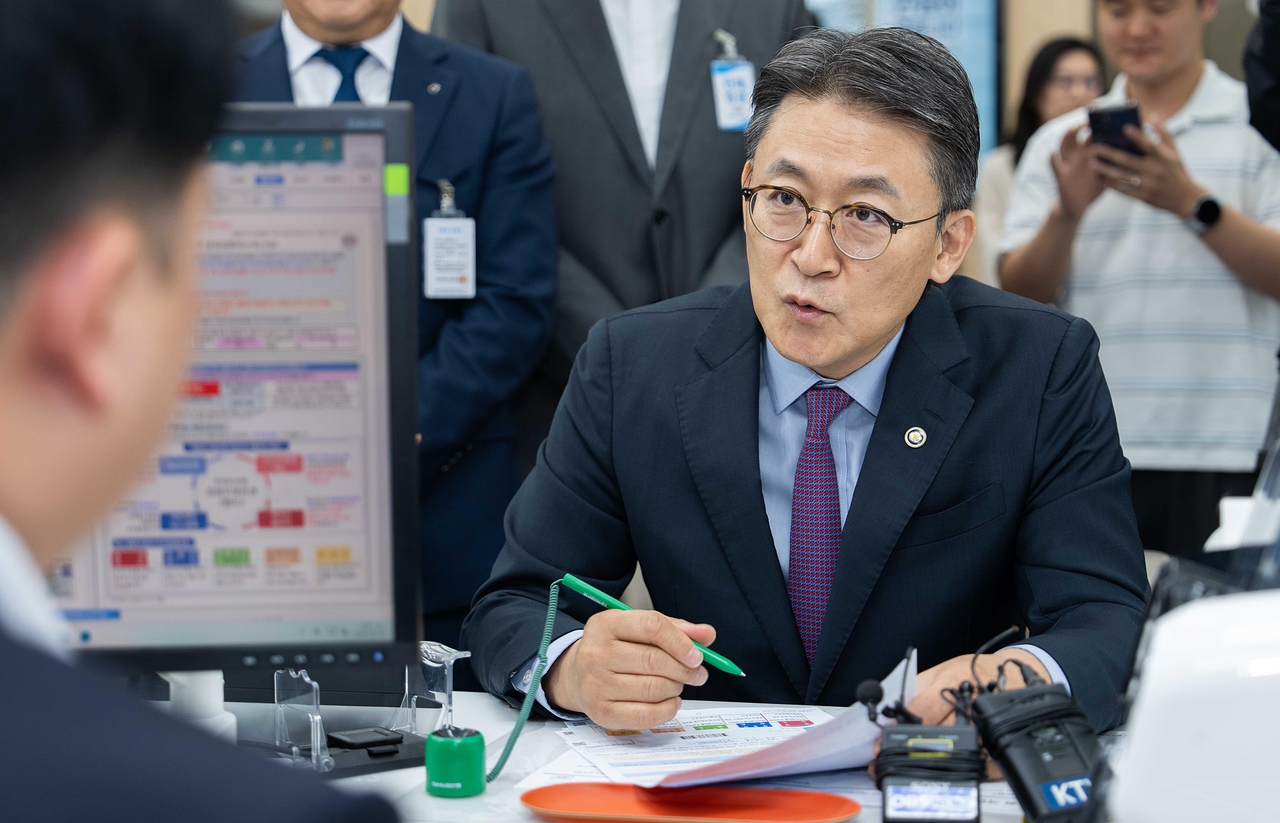 Financial Services Commission Vice Chairman Kwon Dae-young visits the NH NongHyup Bank branch at Government Complex Seoul in Jongno-gu, Seoul, on Wednesday morning to personally go through the full subscription process for the second Public Participation Growth Fund, checking for ease of use and any procedural difficulties before signing up. [Financial Services Commission]