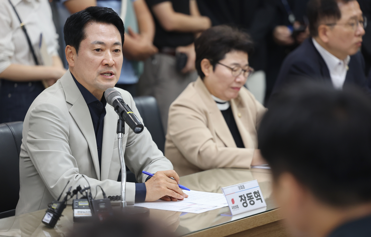 PPP leader Jang Dong-hyeok holds a forum with local farmers on the comprehensive farmland investigation at the Hanaro Mart Tangeum branch in Chungju, North Chungcheong Province, on Wednesday. [Yonhap]