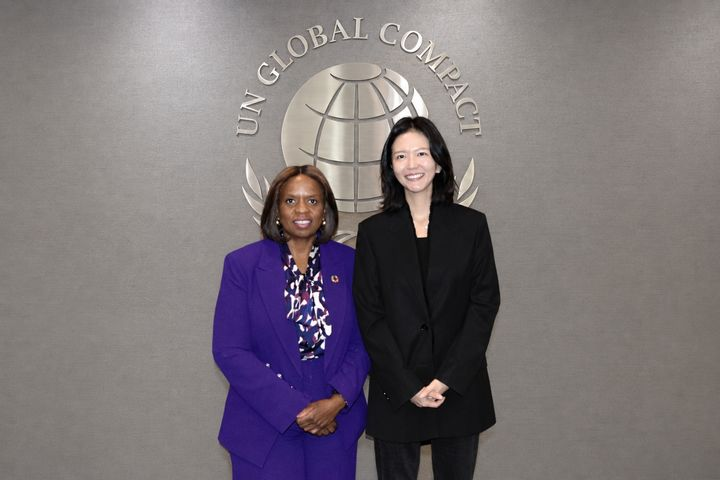 Naver CEO Choi Soo-yeon (right) and Assistant Secretary-General of the United Nations Global Compact Sanda Ojiambo pose for a photo during a UNGC board meeting at UN Headquarters in New York on Sept. 19. (Naver)