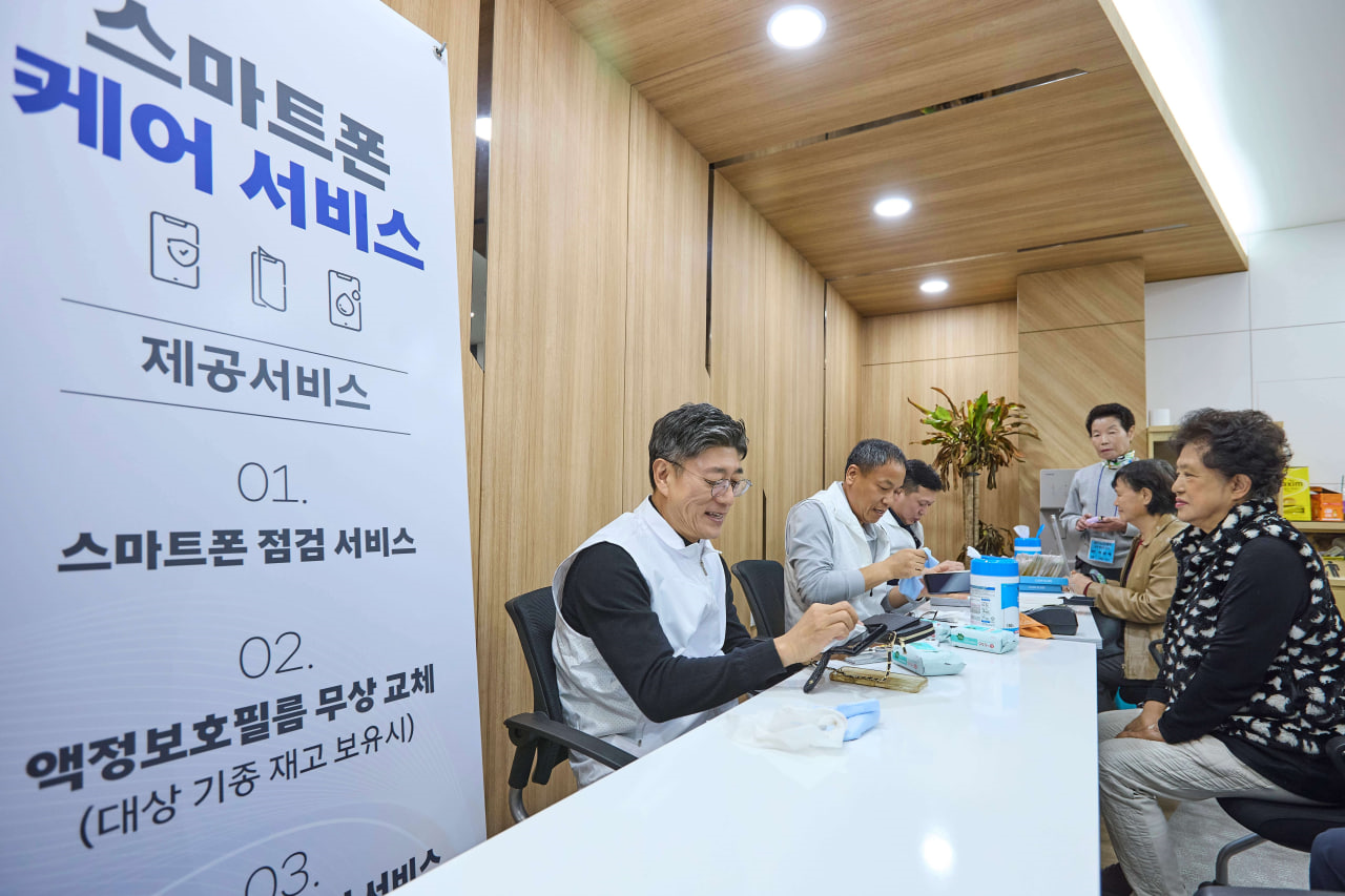 정재헌 SK텔레콤 최고경영자(CEO)가 현장 고객경험(CX) 활동을 진행하는 모습 [SK텔레콤 제공]