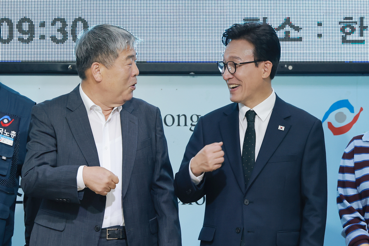 민주당 김민석 대표(오른쪽)와 김동명 한국노총 위원장[연합]