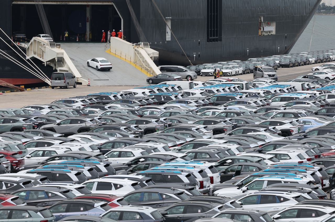 Automobiles awaiting export are parked at a port in the southeastern industrial city of Ulsan, in this file photo taken May 12. (Yonhap)
