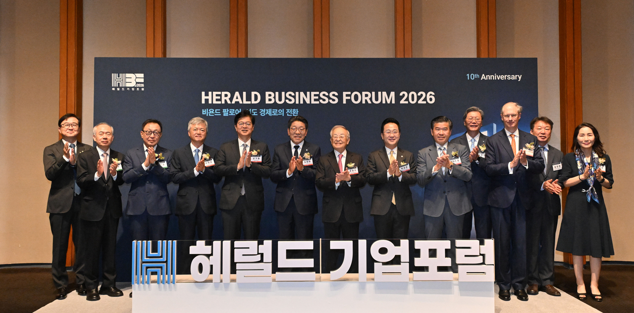 올해 10회를 맞이한 헤럴드 기업포럼이 ‘비욘드 팔로어, 선도 경제로의 전환’이라는 주제로 29일 서울 중구 다이너스티홀에서 개최됐다. 본격적인 행사 시작에 앞서 VIP들이 기념사진을 찍고 있다. (왼쪽부터) 김정일 대한상공회의소 부회장, 황철주 주성엔지니어링㈜ 회장, 정은승 삼성전자 고문, 이인호 한국무역협회 부회장, 성기홍 청와대 홍보소통수석, 최진영 헤럴드미디어그룹 총괄 대표이사, 손경식 한국경영자총협회 회장, 박성준 더불어민주당 수석대변인, 제임스 김 주한미국상공회의소 회장, 김창범 한국경제인협회 부회장, 필립 반 후프 주한유럽상공회의소 회장, 정무경 고려아연 지속가능경영본부 사장, 박현남 주한독일상공회의소 회장. 임세준 기자