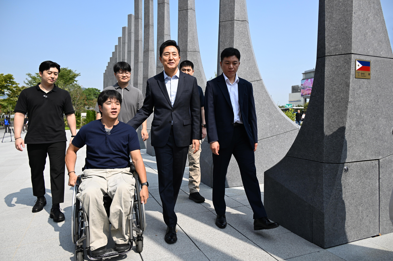 Seoul Mayor Oh Se-hoon holds a meeting with young wounded veterans at the Garden of Gratitude in Gwanghwamun Square on Wednesday. [Seoul Metropolitan Government]