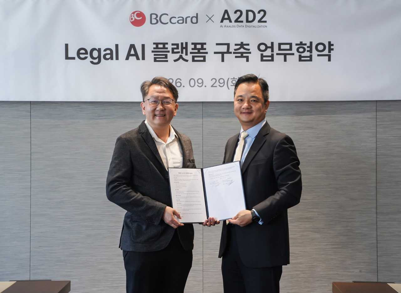 Jang Il-jun (left), co-CEO of A2D2, and BC Card Executive Director Oh Seong-su pose for a photo after signing a "Legal AI Platform Development MOU" at BC Card's headquarters in Euljiro, Jung-gu, Seoul, on Tuesday. [BC Card]