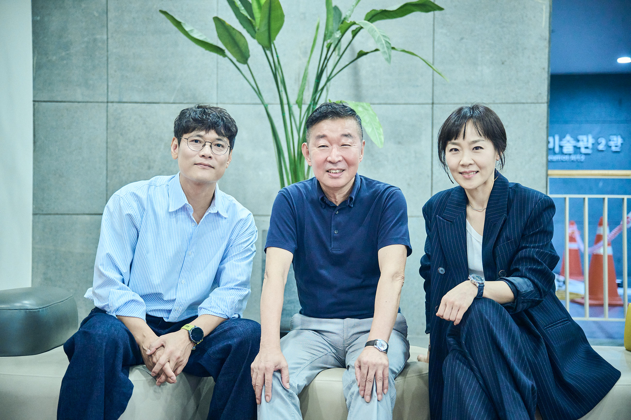 연극 ‘스미레 미용실’ 배우 서동갑, 정의신 연출가, 배우 최지연 [세종문화회관 제공]