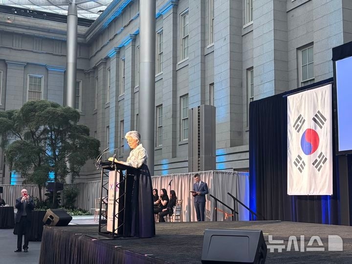 South Korean Ambassador to the US Kang Kyung-wha speaks at a National Day reception hosted by the South Korean Embassy at the Smithsonian’s National Portrait Gallery in Washington on Tuesday. (Newsis)