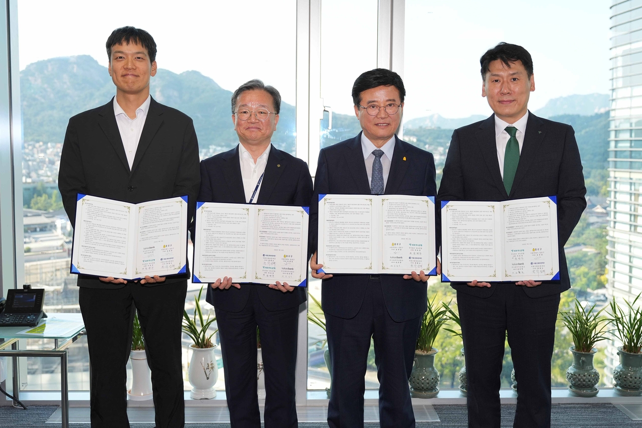 Officials sign the special credit guarantee MOU for small business owners. [Jongno-gu]