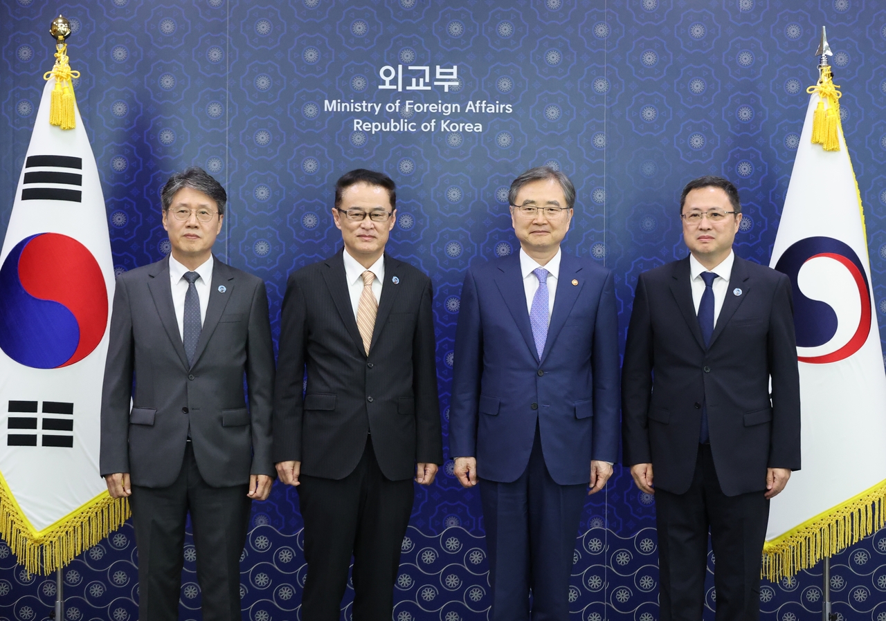 Foreign Minister Cho Hyun (3rd from L) poses for a photo with Tatsushi Nishioka, secretary-general of the Trilateral Cooperation Secretariat (2nd from L), and Deputy Secretaries-General Kim Han-kyu (L) and Li Jing ahead of their talks in Seoul on Tuesday, in this photo provided by the foreign ministry. (Yonhap)