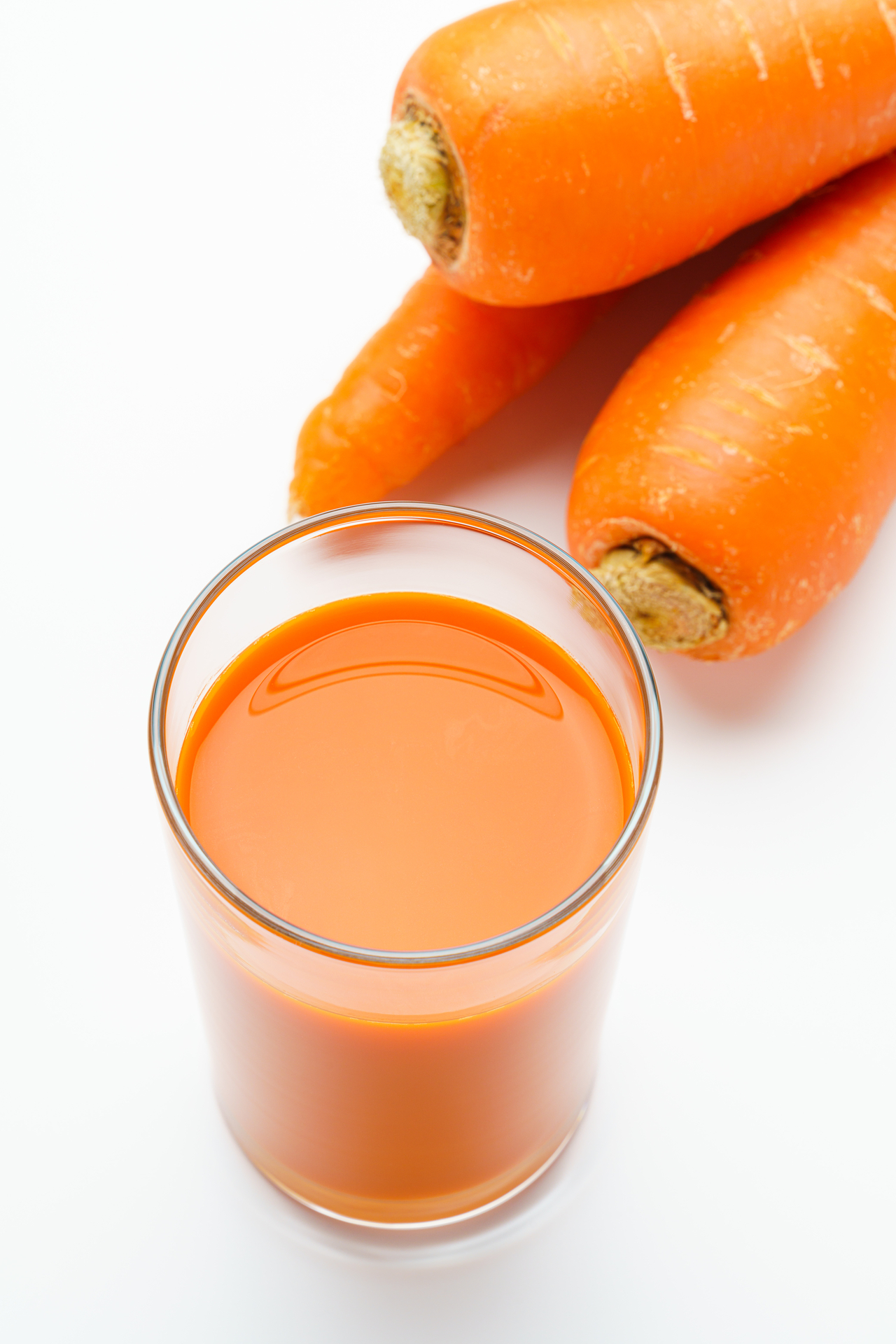 Research has found that fresh carrot juice releases beta-carotene more readily than raw carrots, making it a more effective form of consumption for boosting short-term bioavailability. (Getty Images Bank)