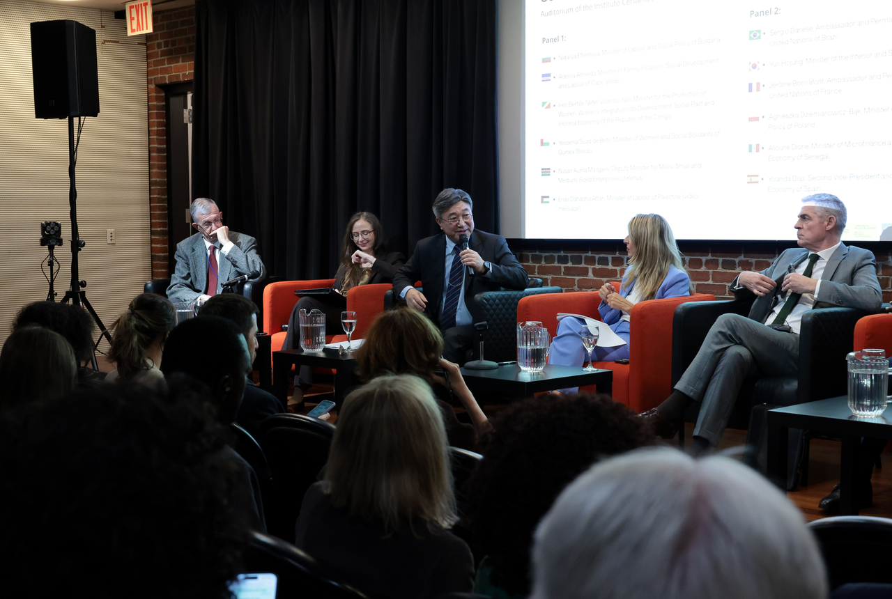 Minister of Interior and Safety Yun Ho-jung speaks at a ministerial dialogue on "Building Social Justice through the Social Solidarity Economy" at the UN High-Level Forum on Social and Solidarity Economy, held at the Instituto Cervantes in New York on Friday (local time). [Ministry of Interior and Safety]