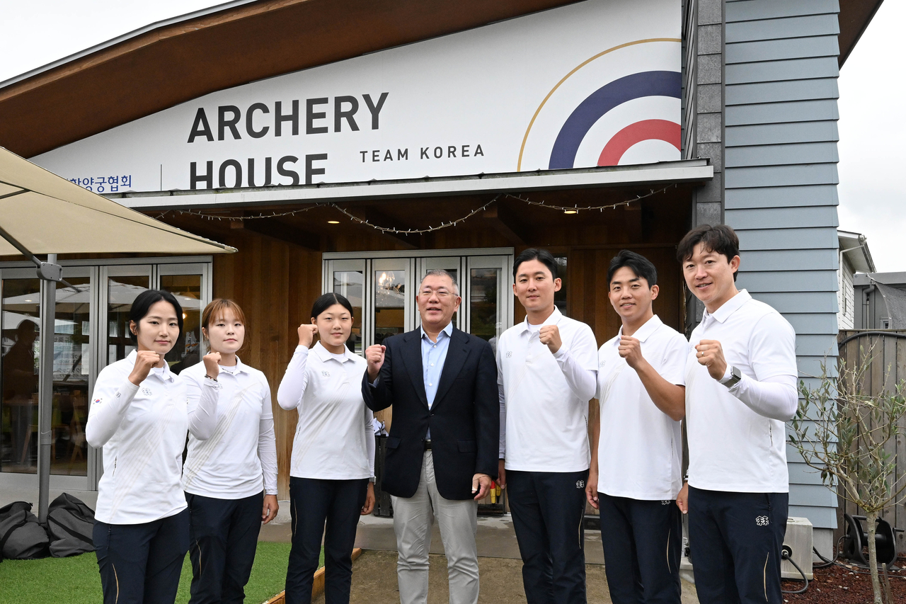정의선 현대차그룹 회장이 양국 국가대표 선수단과 기념 촬영을 하고 있다. (사진 왼쪽부터 박정윤, 박예린, 강연서 선수, 정의선 대한양궁협회 회장, 김종호, 최은규, 최용희 선수)[대한양궁협회 제공]