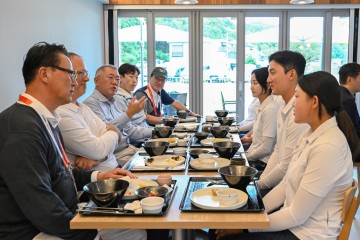 정의선 현대차그룹 회장은 지난 29일 일본에 도착하자마자 단체전 금메달에 도전하는 컴파운드 남녀 선수들 및 코치진과 점심을 함께 하고 자신감을 심어줬다. [대한양궁협회 제공]
