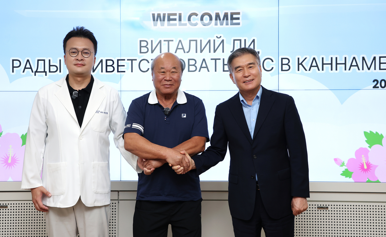 (왼쪽부터) 류승열 청담해리슨병원장, 이 비탈리 씨, 김현기 강남구청장