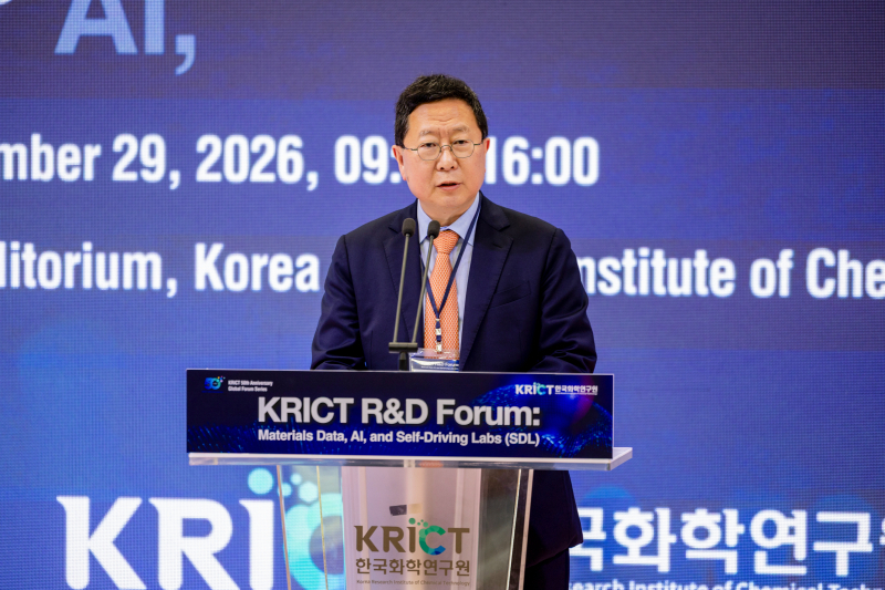 Shin Seok-min, president of the Korea Research Institute of Chemical Technology, delivers opening remarks at the global R&D forum held Tuesday. [Korea Research Institute of Chemical Technology]