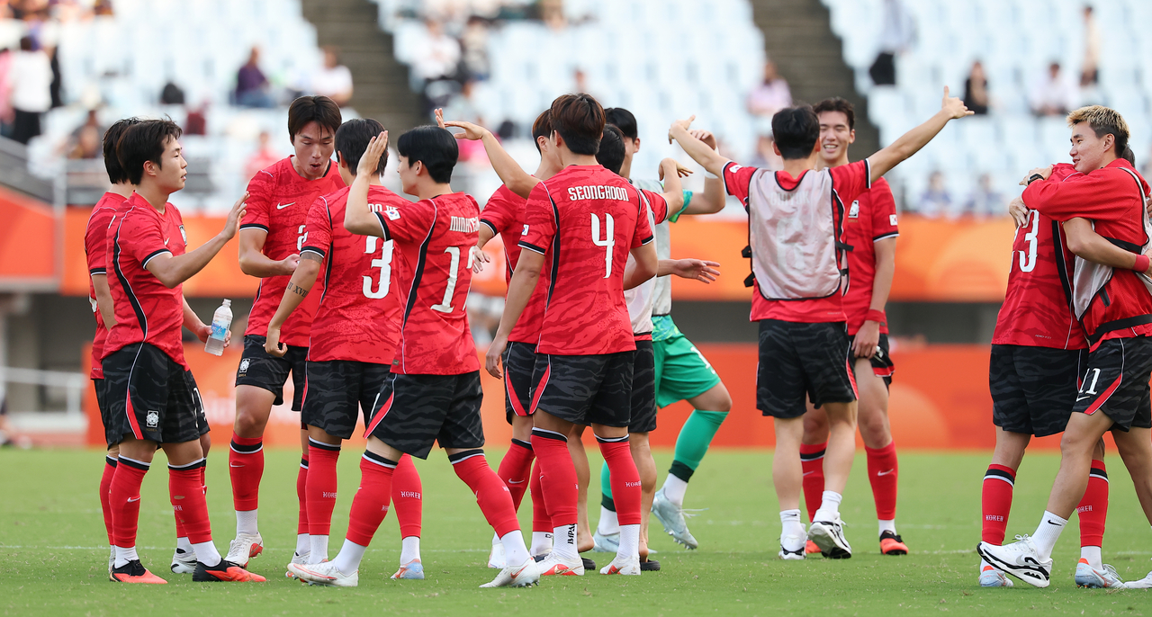South Korean players celebrate their 2-1 win over China in the men's football semifinal match at the Aichi-Nagoya Asian Games at Nagai Stadium in Osaka, Japan, on Wednesday. (Yonhap)