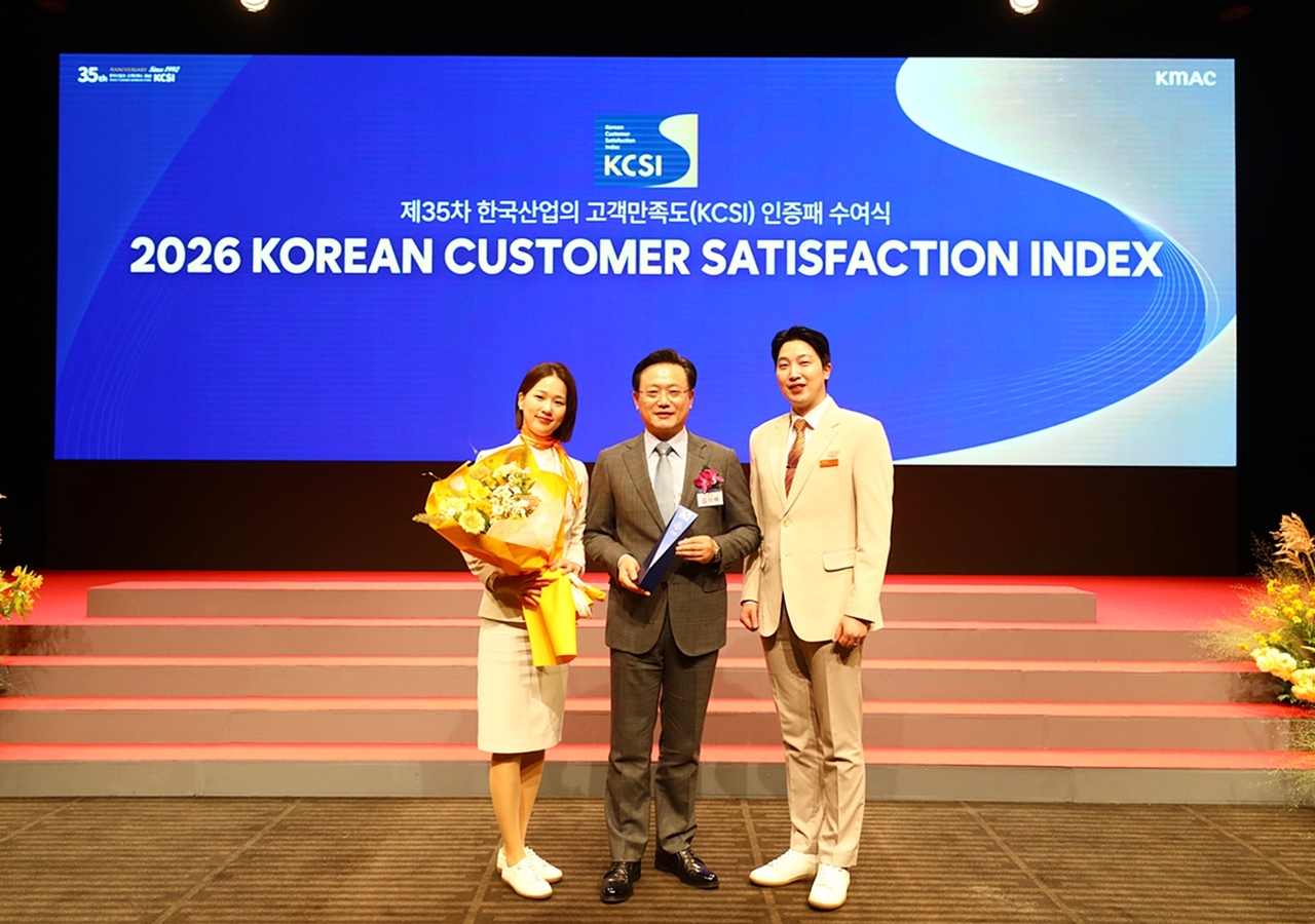 김이배(가운데) 제주항공 대표이사가 30일 호텔신라 서울에서 진행된 ‘제35차 한국산업의 고객만족도(KCSI) 인증패 수여식’에서 한국산업의 고객만족도(KCSI) 국내선항공 부문 1위 선정을 기념하며 사진 촬영을 하고 있다. [제주항공 제공]