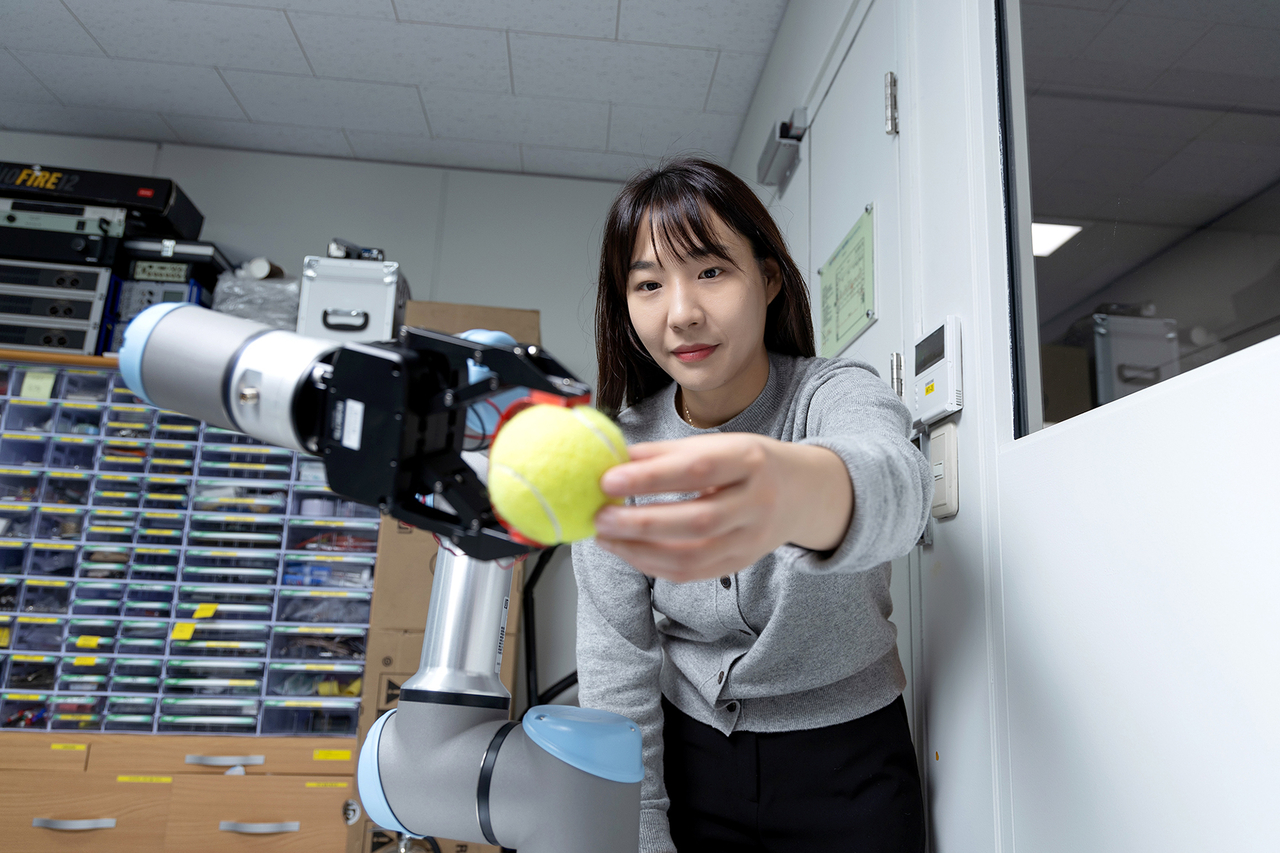 A UST student conducts research on robotic hand grasping. [Provided by UST]