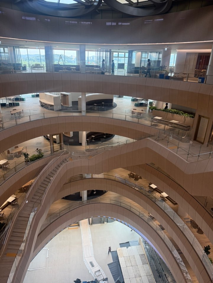 A view looking down at the interior work space from the central hall on the seventh floor of Hana Financial Group's Cheongna headquarters. [Herald Business]