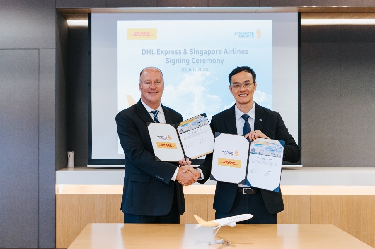 트래비스 콥(왼쪽) DHL 익스프레스 글로벌 네트워크 및 항공 운영 부문 수석 부사장과 리릭신 싱가포르항공 최고상업책임자가 보잉 777 화물기 운영 파트너십 연장 계약을 체결한 뒤 기념촬영을 하고 있다. [DHL 익스프레스 제공]