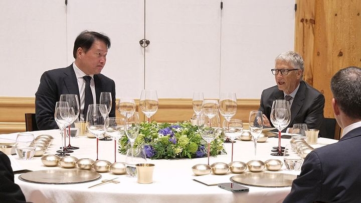 최태원(왼쪽) SK그룹 회장, 빌 게이츠 테라파워 이사회 의장이 지난달 서울 종로구 선혜원에서 만찬 전 회담을 나누고 있다. [SK 제공]
