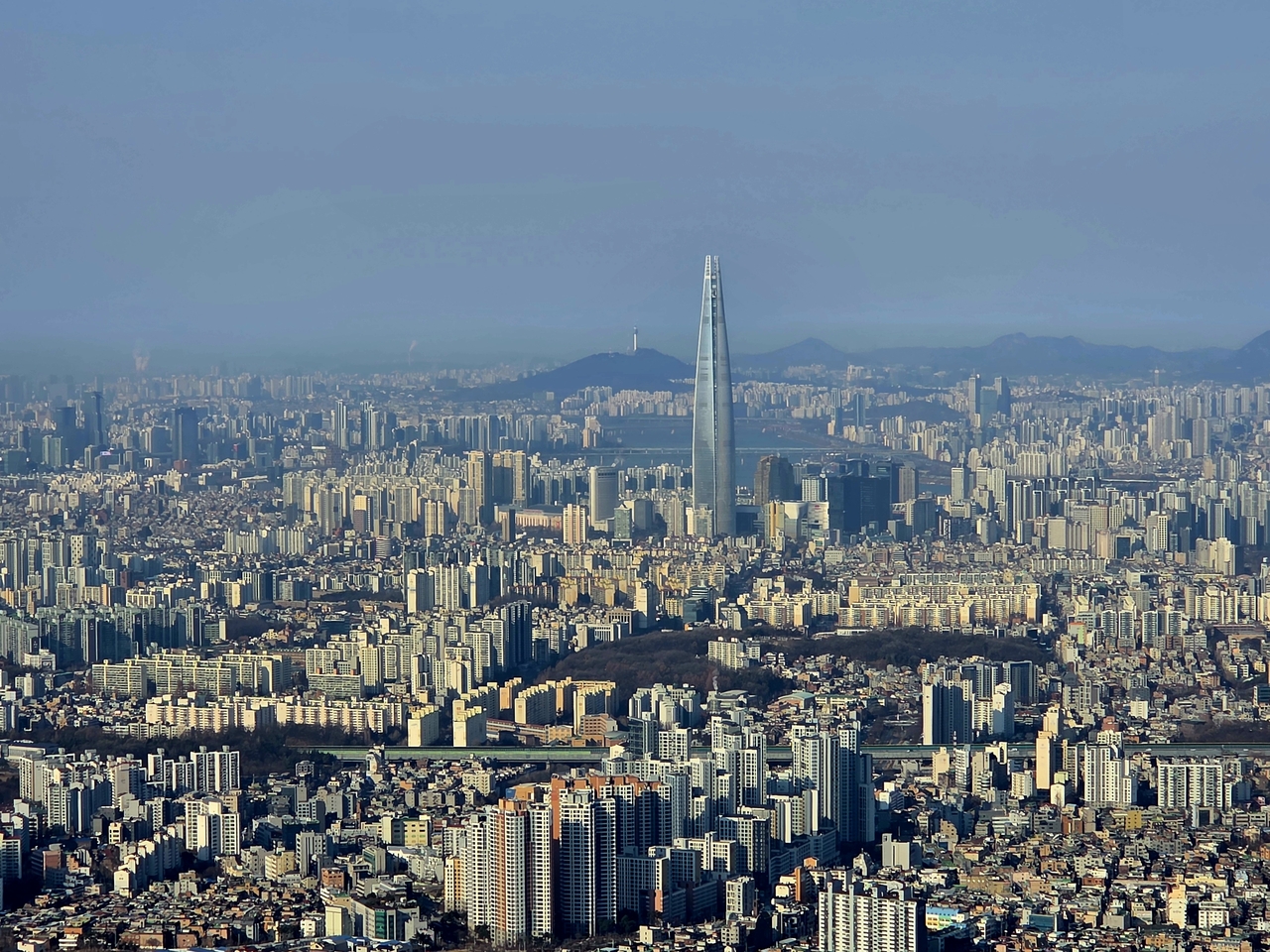 A view of Seoul shows a mix of housing types and commercial buildings. (Park Yuna/The Korea Herald)