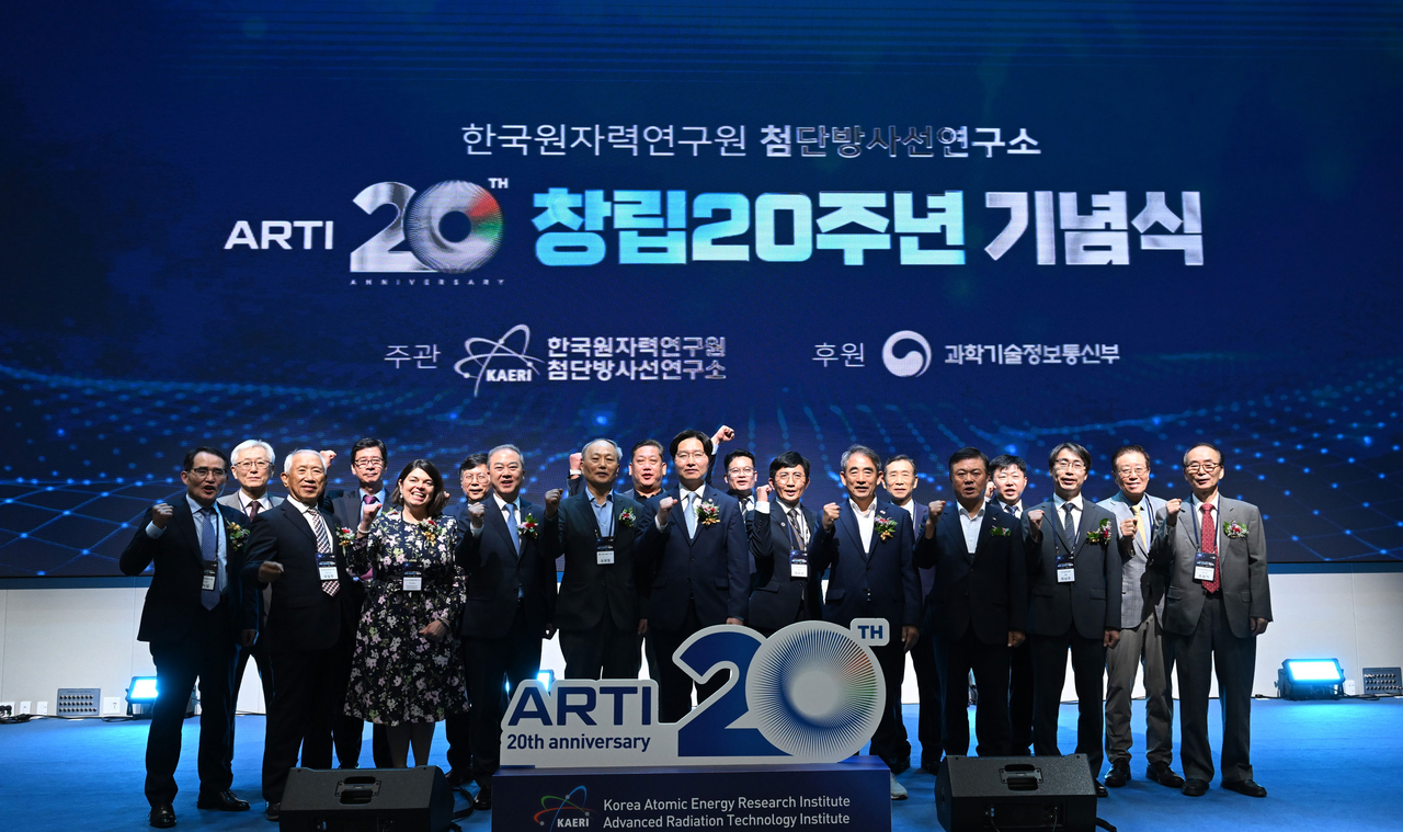 Guests pose for a commemorative photo at the 20th anniversary ceremony of the Advanced Radiation Technology Institute of the Korea Atomic Energy Research Institute. [Korea Atomic Energy Research Institute]