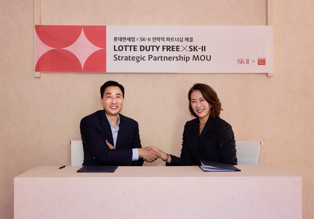 지난 28일(현지시간) 프랑스 칸에서 열린 면세 박람회 ‘2026 TFWA 월드’에서 (왼쪽부터) 김동하 롯데면세점 대표이사와 이수경 P&G 글로벌 스킨케어 프레지던트가 전략적 업무협약(MOU) 체결 후 기념 촬영을 하고 있다. [롯데면세점 제공]