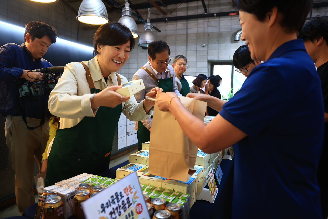 송미령 농림축산식품부 장관이 30일 산업단지 노동자를 대상으로 운영하는 ‘천원의 아침밥’ 현장을 찾아 아침식사를 나눠주고 있다. [농림축산식품부 제공]
