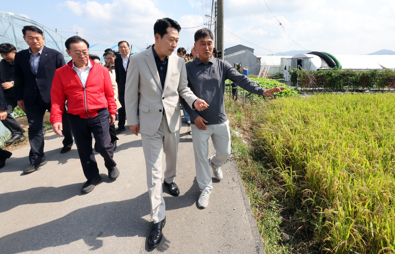 People Power Party leader Jang Dong-hyeok visits farmland near Yongdu-dong in Chungju, North Chungcheong Province, on Wednesday to hear firsthand opinions on the government's comprehensive farmland investigation. [Yonhap]