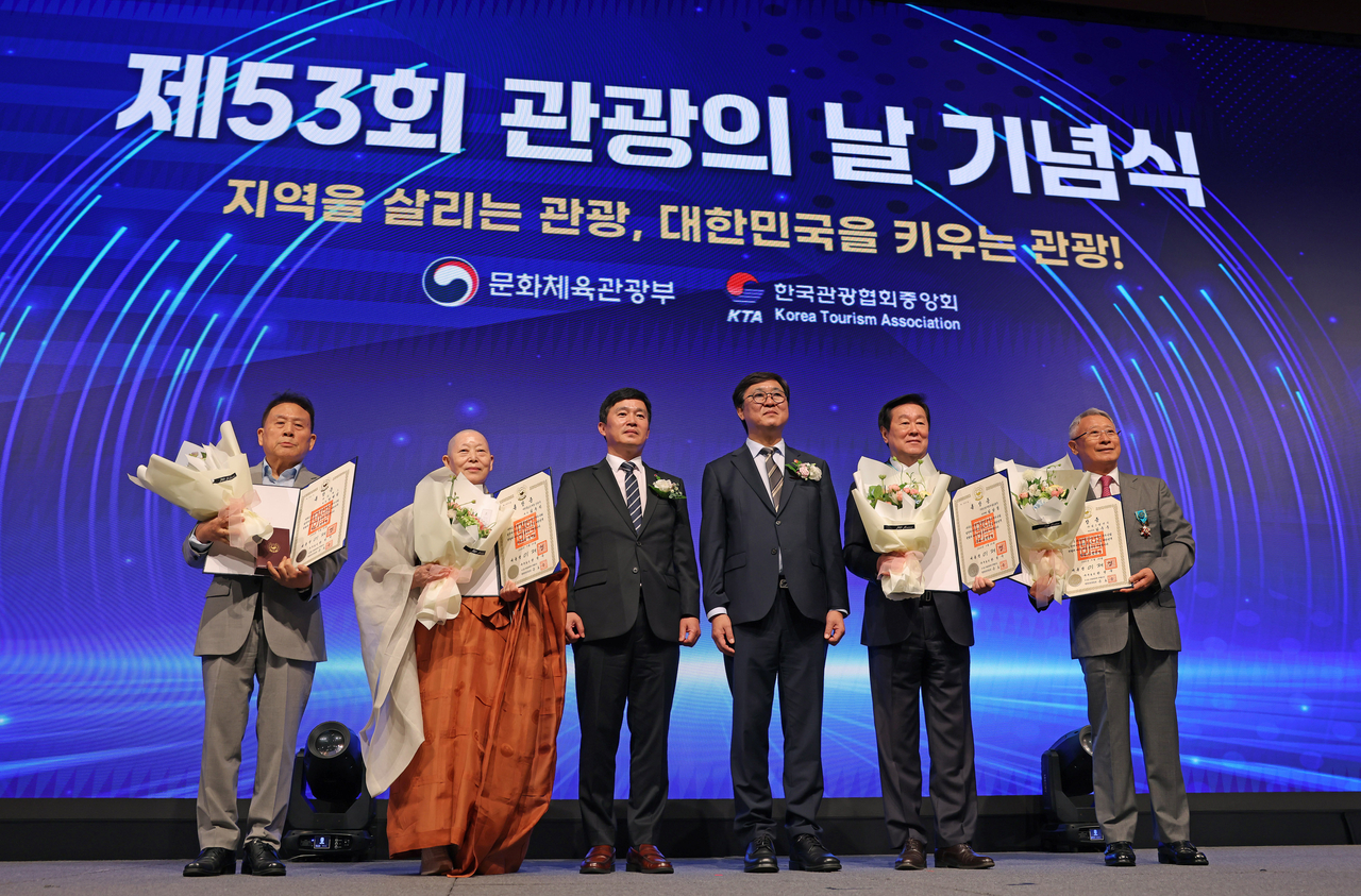 Award recipients and key attendees pose for a group photo at the 53rd Tourism Day ceremony held Wednesday. From left: the father of Kintex Director Jeong Hyeong-pil, accepting the award on his behalf; Jingwansa temple head Kim Ok-hee (dharma name Gyeho), recipient of the Order of Civil Merit Camellia Medal; Korea Tourism Association Chairman Lee Gyeong-su; Minister of Culture, Sports and Tourism Choi Hwi-yeong; Hilton Gyeongju General Manager Kim Nam-chul, recipient of the Silver Tower Order of Industrial Service Merit; and Kim's M&T CEO Kim Chun-chu, recipient of the Iron Tower Order of Industrial Service Merit. [Ministry of Culture, Sports and Tourism]