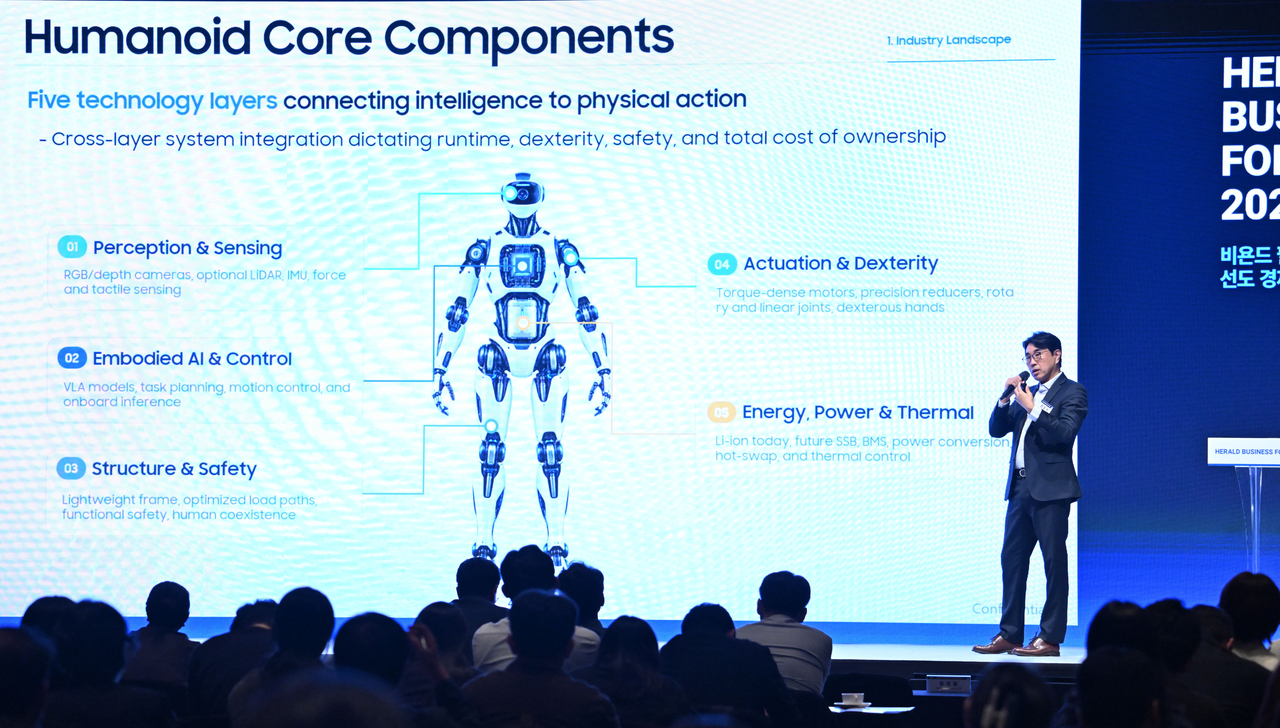 Hyun Jang-suk, vice president and head of the technical program management team at Samsung SDI, speaks during the Herald Business Forum at a hotel in central Seoul on Tuesday. (Im Se-jun/The Korea Herald)