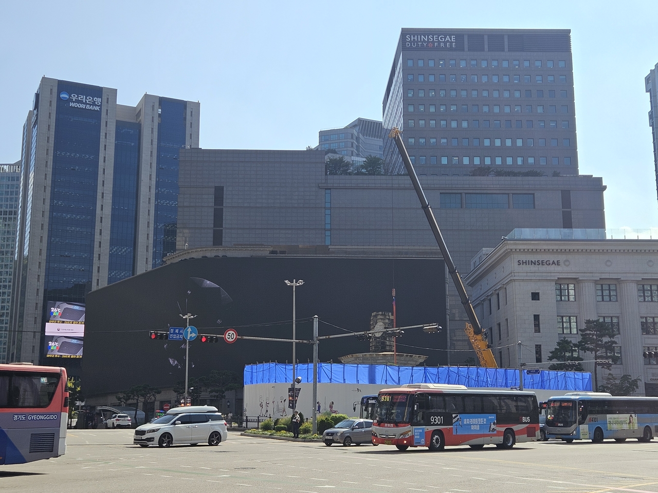 29일 오후 서울 중구 신세계백화점 본점 앞에서 분수대를 철거·이전하는 공사가 진행되고 있다. 김진 기자