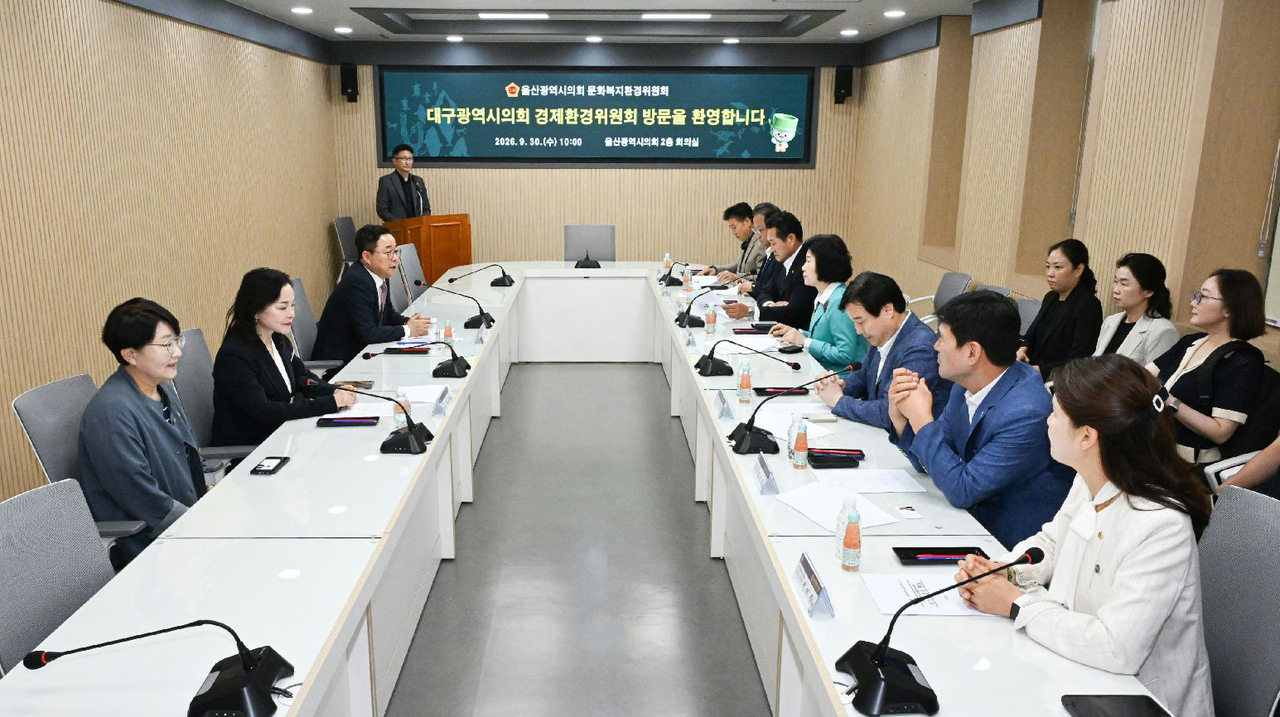 Members of the Daegu City Council's Economy and Environment Committee meet with their counterparts on the Ulsan City Council's Culture, Welfare and Environment Committee during a roundtable session on Wednesday. [Provided by Ulsan City Council]