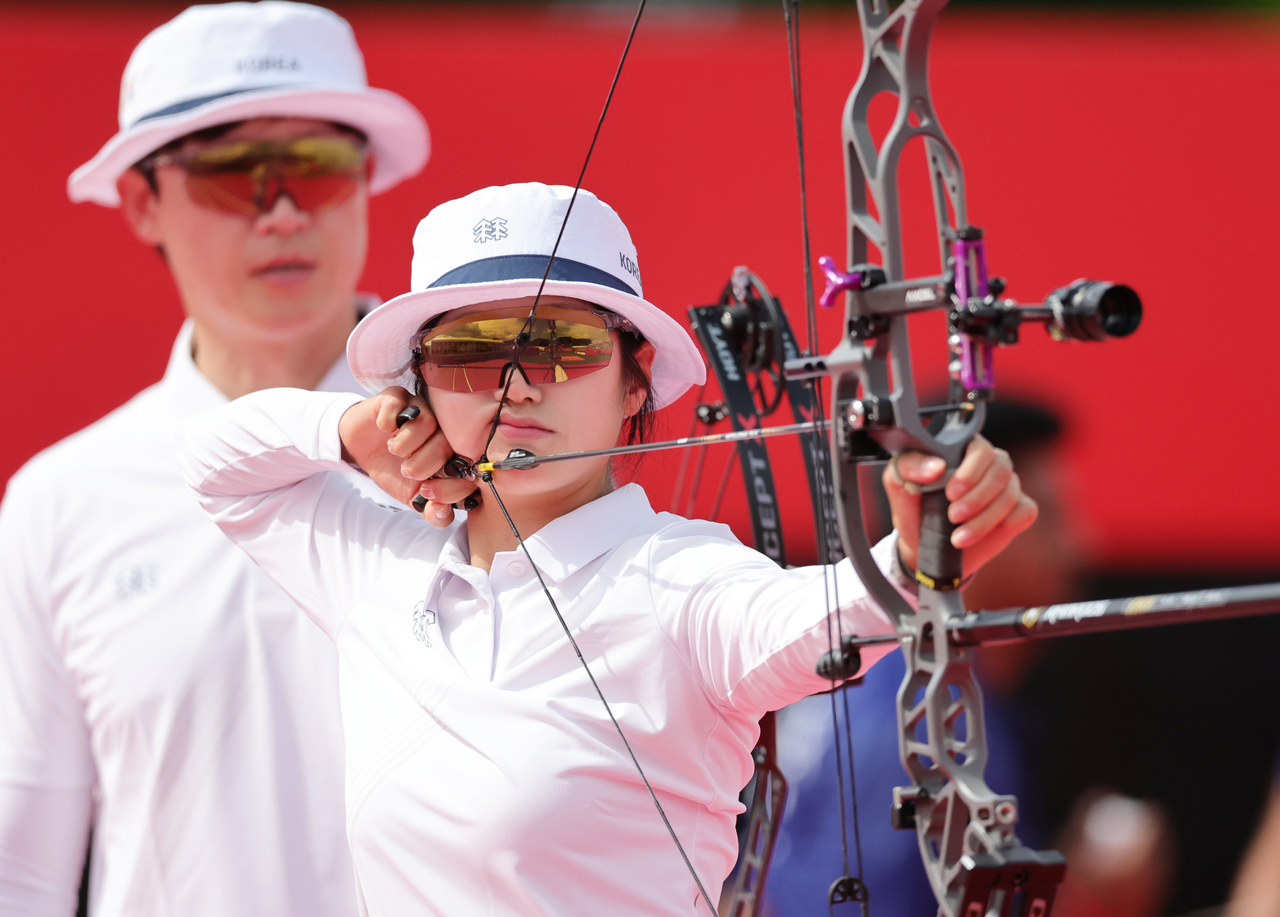 Park Jung-yoon shoots during the compound mixed team final against India on Wednesday. (Yonhap)