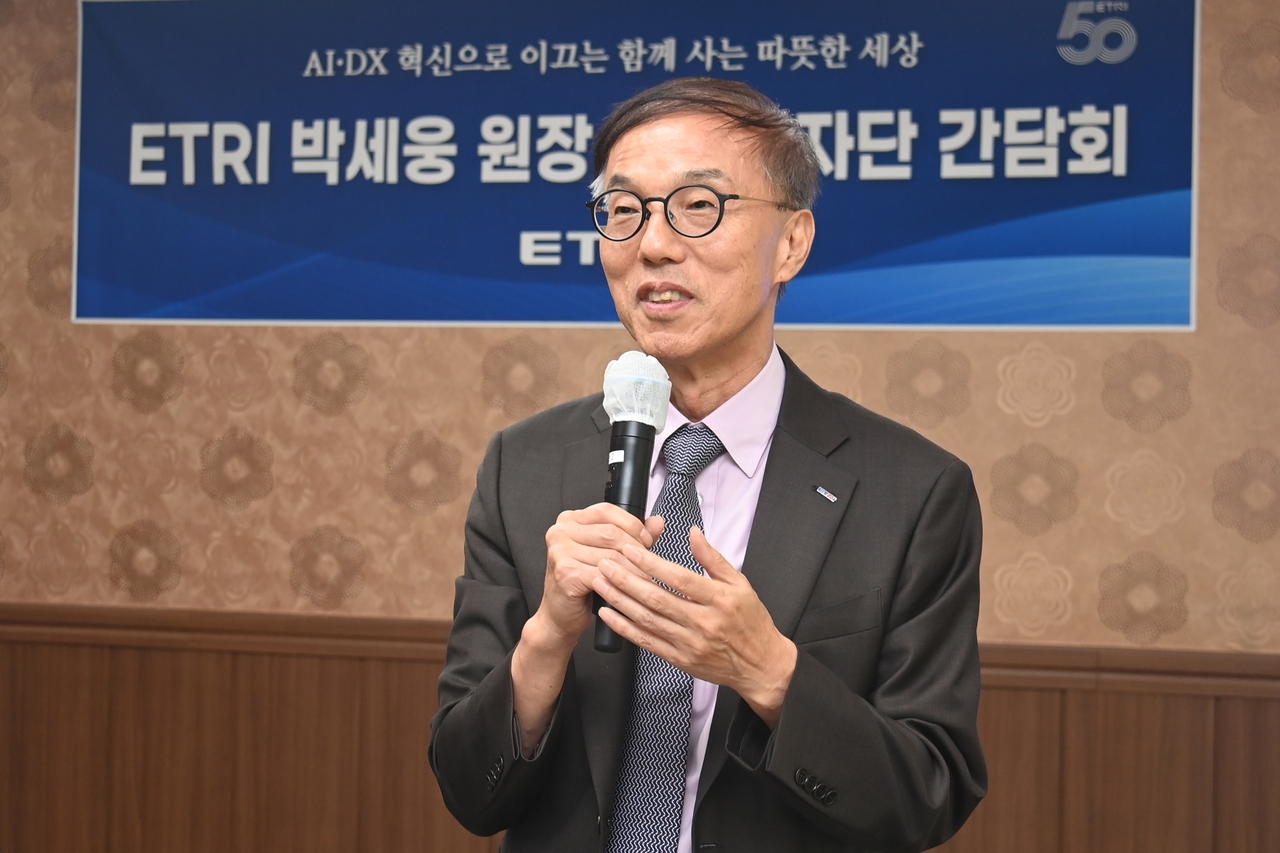 Electronics and Telecommunications Research Institute President Park Se-woong explains the institute's operational plans at a press briefing. [ETRI]