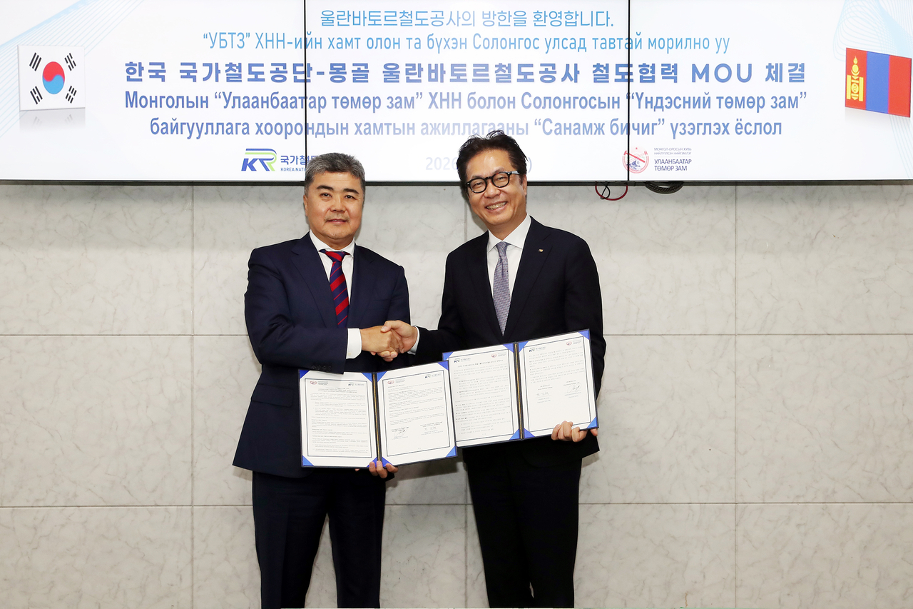 Korea National Railway President Jeong Jin-hyeok (right) and Kherlen Khishigjargal, president of Mongolia's Ulaanbaatar Railway, pose for a photo after signing a memorandum of understanding at Korea National Railway's Greater Seoul headquarters on Wednesday. [Korea National Railway]