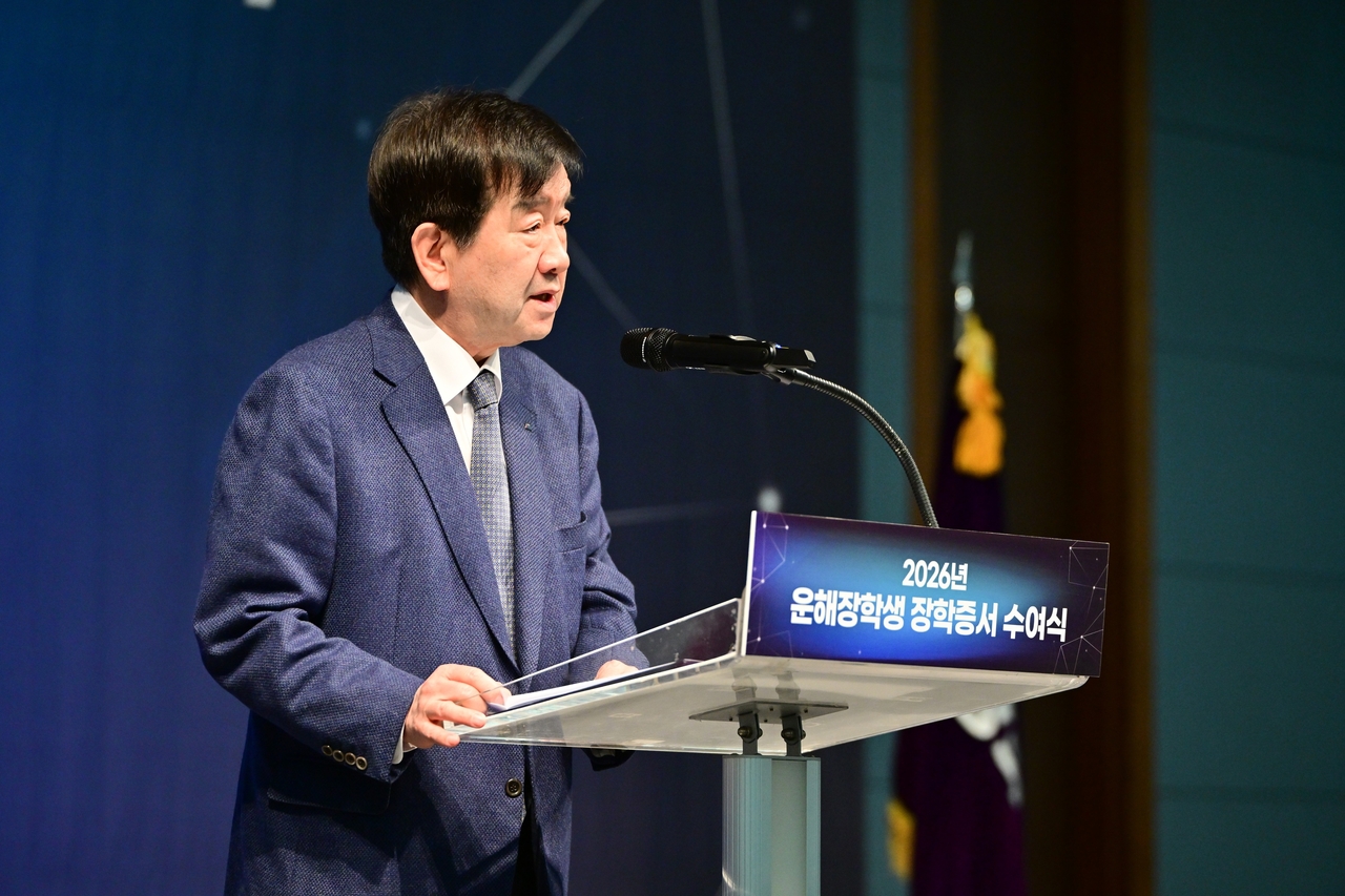 최평규 SNT그룹 회장이 자신이 설립한 운해장학재단에 개인 보유 중인 460억원 규모의 SNT홀딩스 주식을 추가 기부한다. 최 회장이 지난 2월 제13기 운해장학재단 장학증서 수여식에서 축사를 읽고 있다. [운해장학재단 제공]
