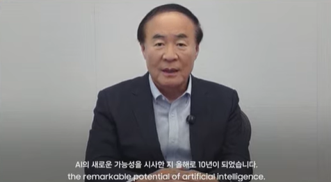 전영현 삼성전자 대표이사 부회장이 ‘삼성 AI 포럼 2026’에서 영상으로 환영사를 전하고 있다. [삼성 AI 포럼 2026 캡처]