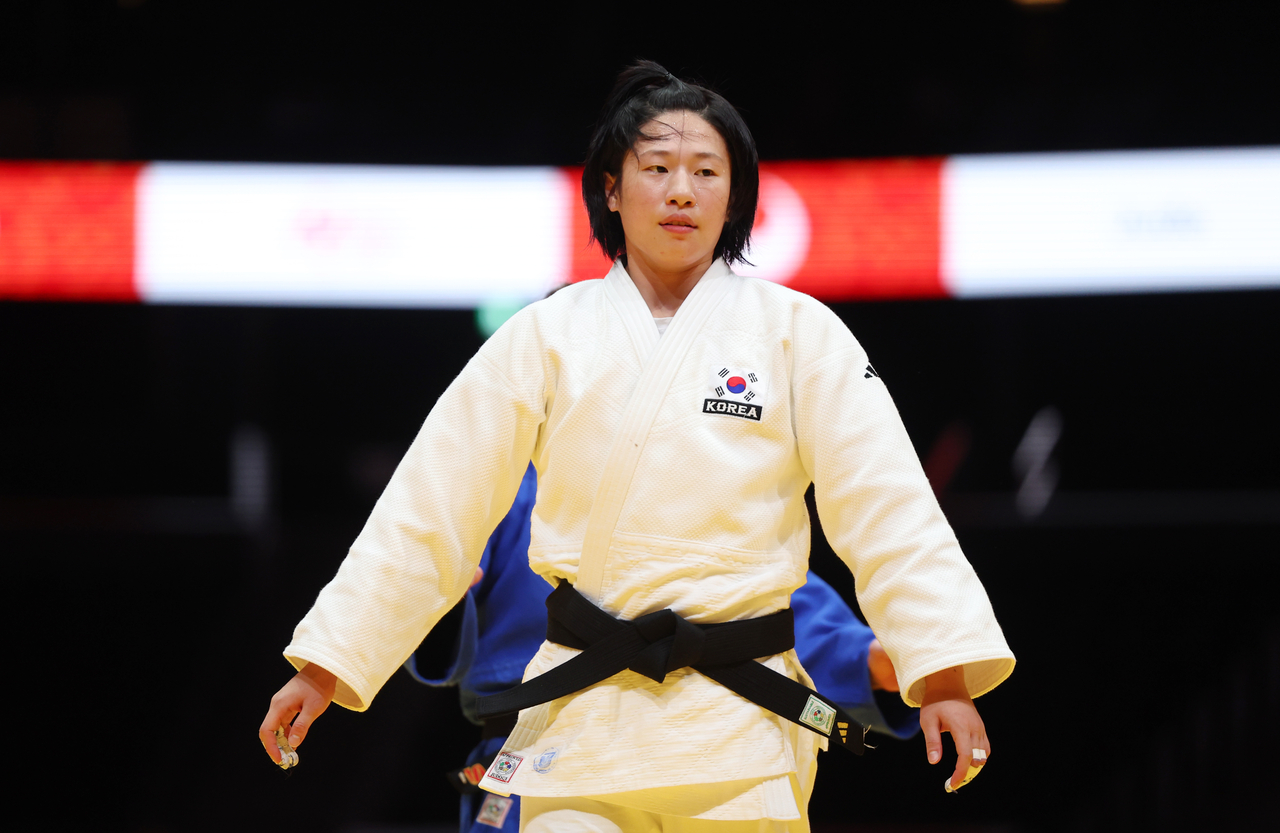 South Korea's Jang Se-yun looks disappointed after losing to Sita Kadamboeva of Uzbekistan in the final of women's -52-kilogram judo at the Aichi-Nagoya Asian Games at Aichi International Arena in Nagoya, central Japan, on Wednesday. (Yonhap)