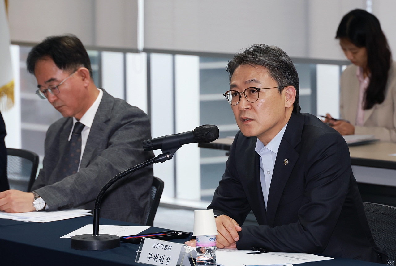 Financial Services Commission Vice Chairman Kwon Dae-young speaks at a review meeting on the digitized indemnity insurance claims service Silson24, held at the General Insurance Association of Korea in Jongno-gu, Seoul, last May. [Financial Services Commission]