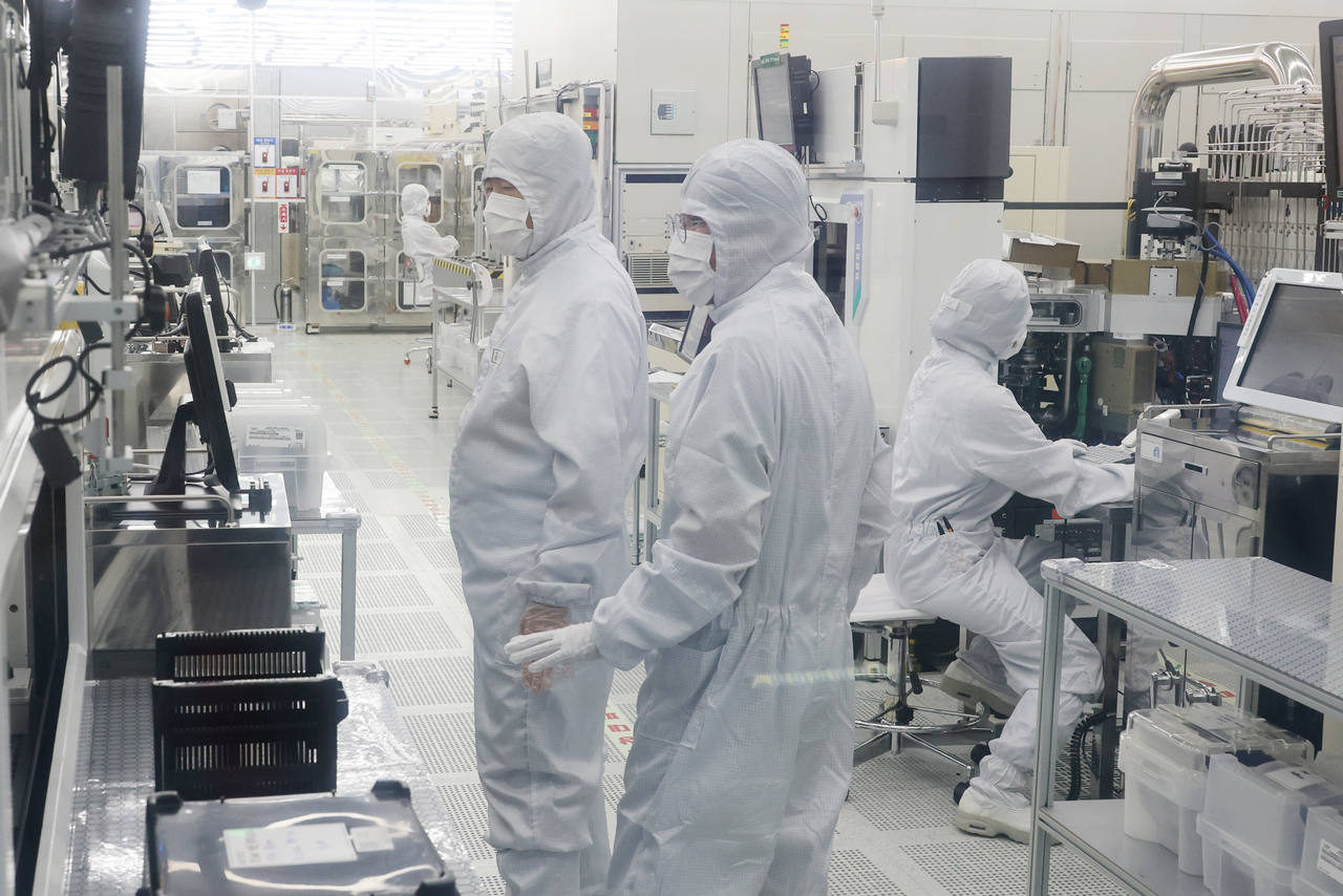 Researchers work at the National NanoFab Center in Yuseong-gu, Daejeon, July 30. (Yonhap)