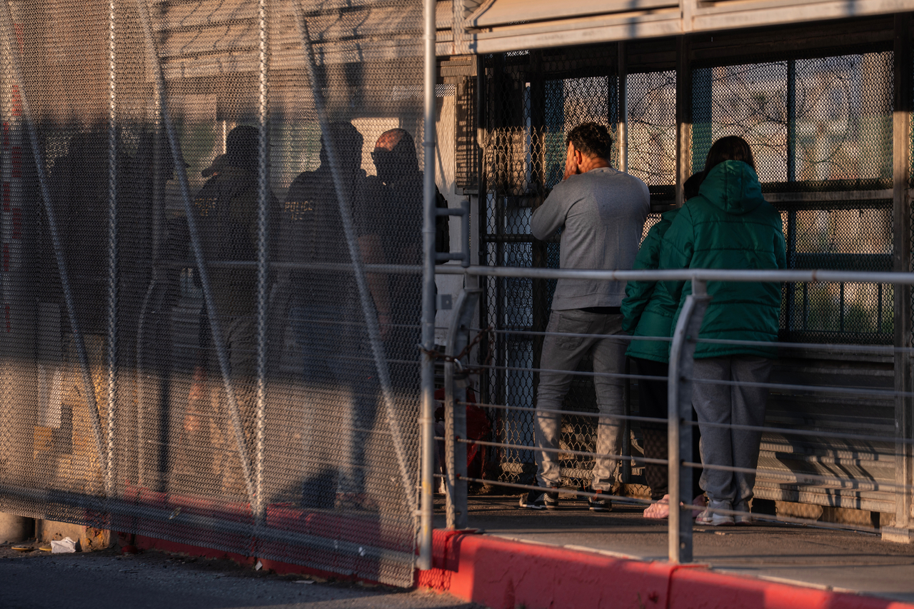 A group of undocumented migrants is deported by US Immigration and Customs Enforcement agents across the McAllen–Hidalgo–Reynosa International Bridge in McAllen, Texas, in March. (AP-Yonhap)