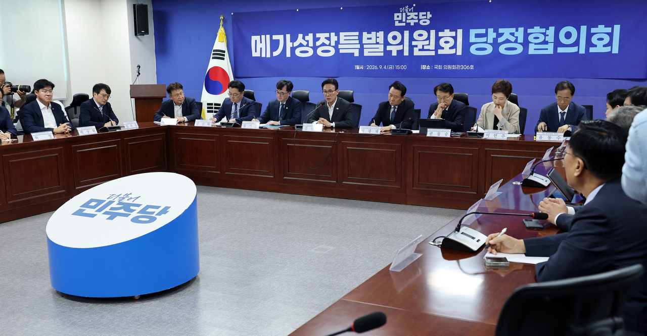 김민석 더불어민주당 대표가 지난 4일 국회 의원회관에서 열린 메가성장특별위원회 당정 협의에서 발언하고 있다. [연합]
